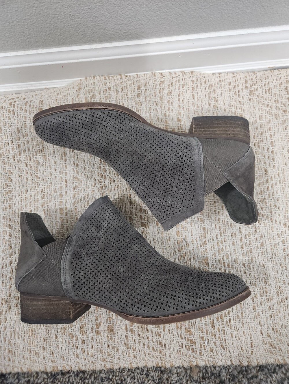 Vince Camuto Grey Ankle Boot Leather Perforated Pull On Pointed Toe Women 10